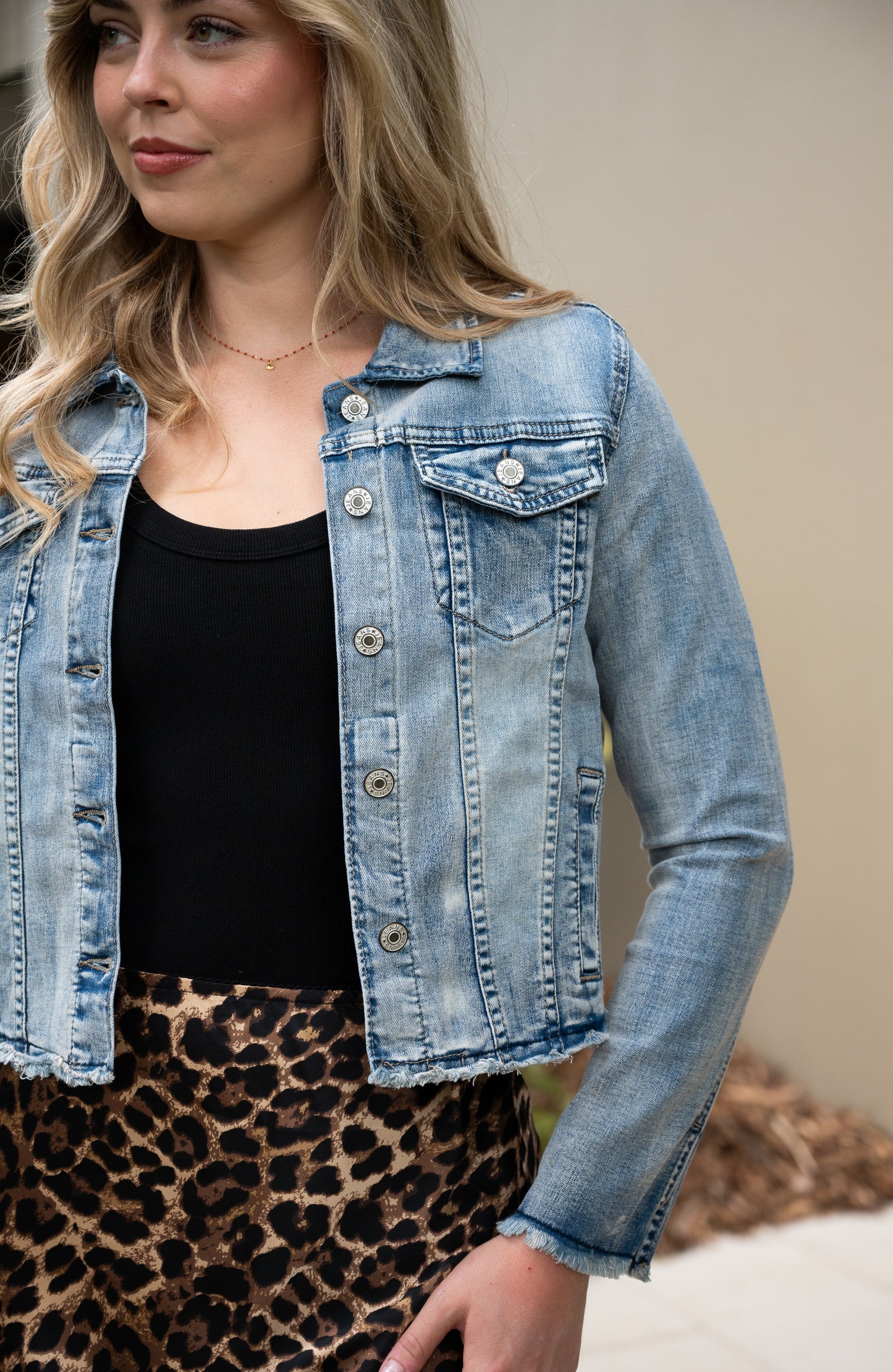 Frayed hem denim jacket