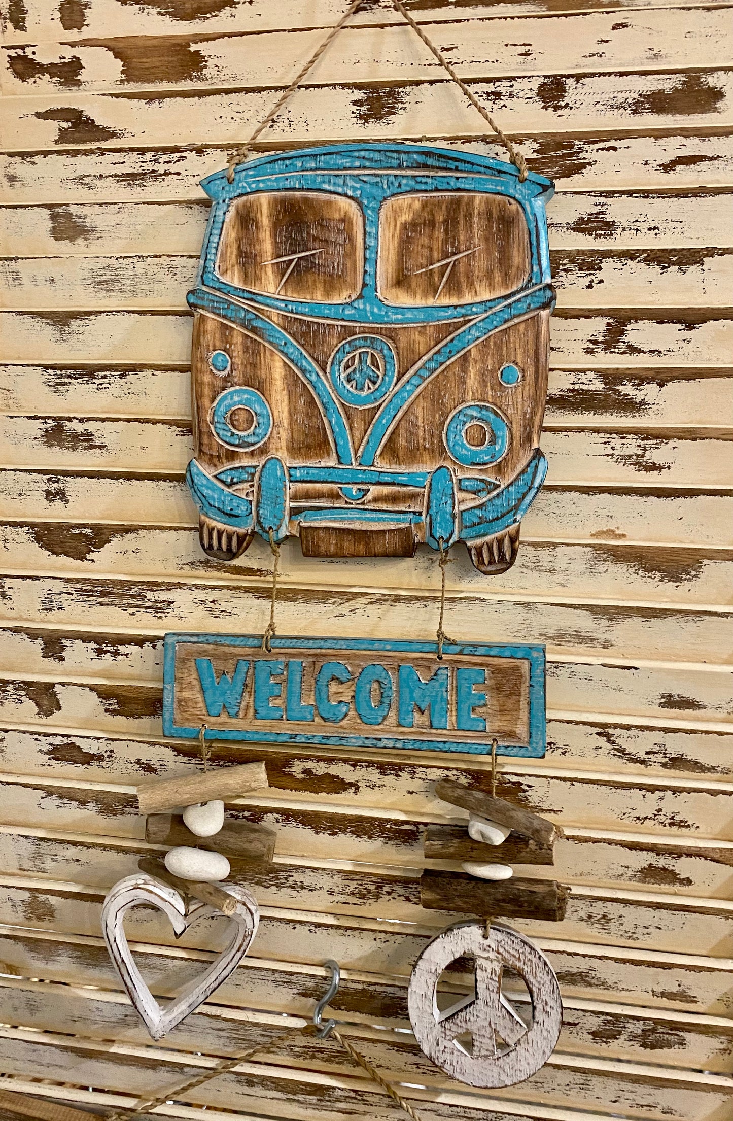 "Welcome Combi" wooden sign