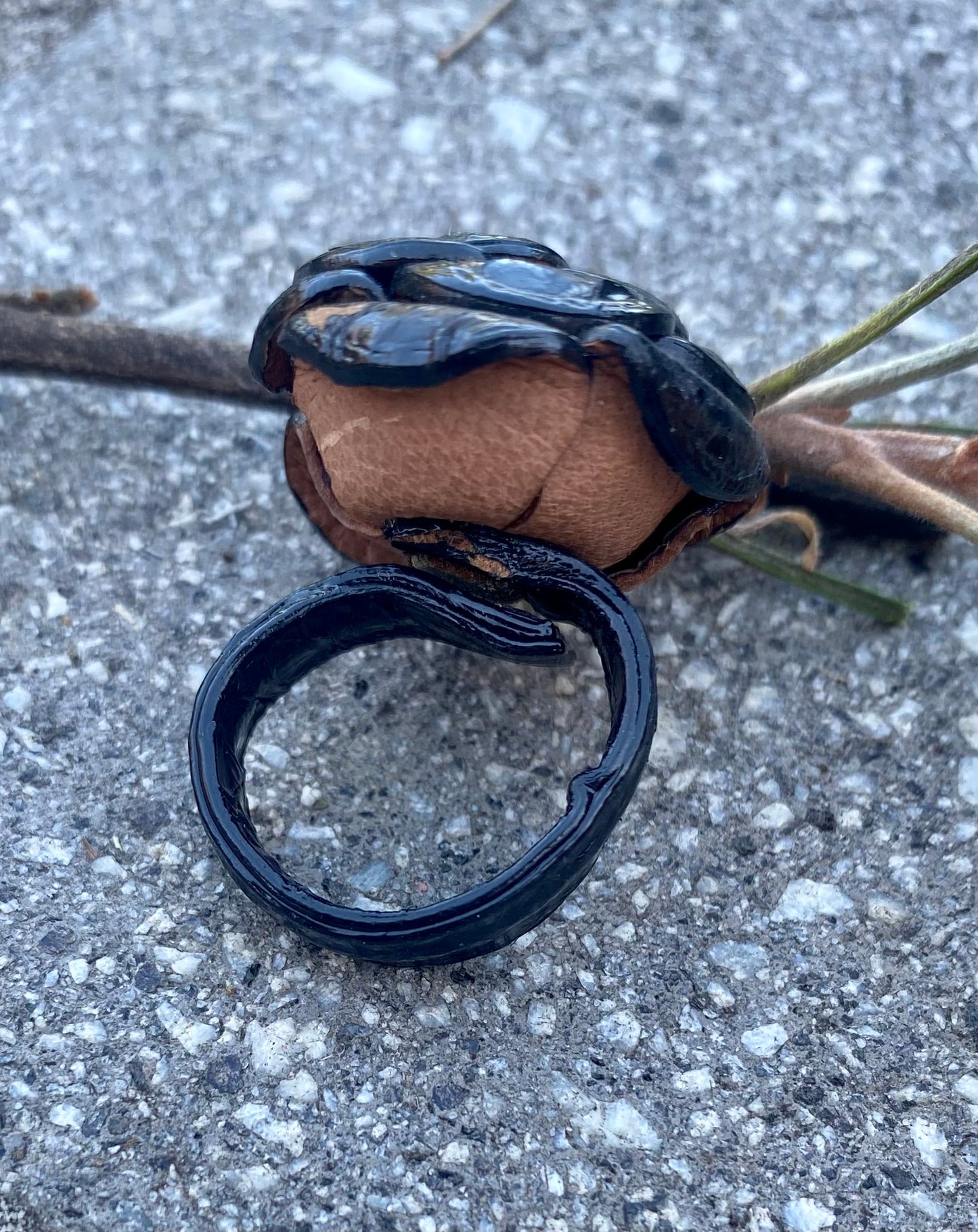 Snakeskin Flower Ring - Black