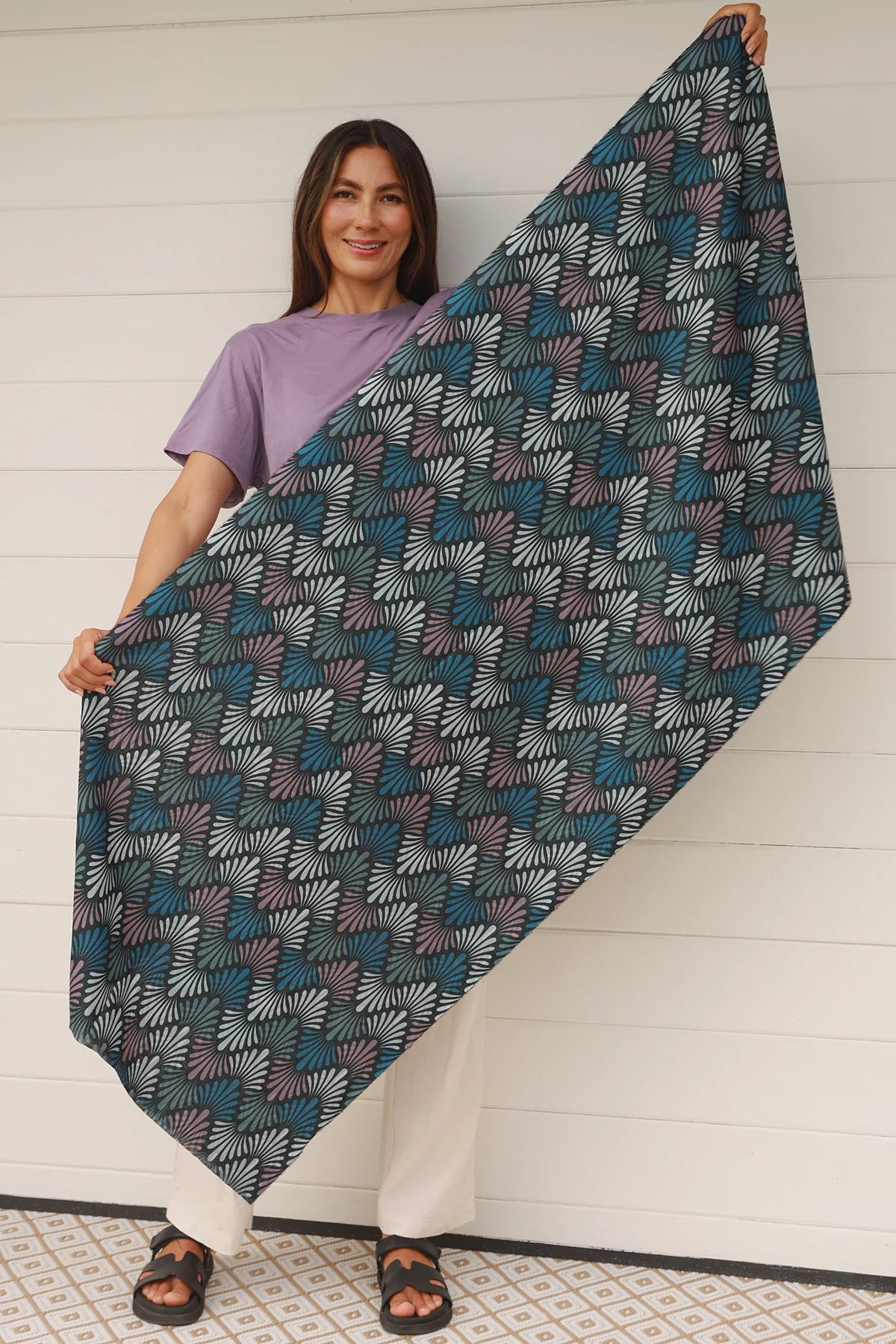 Fan scarf dark tones