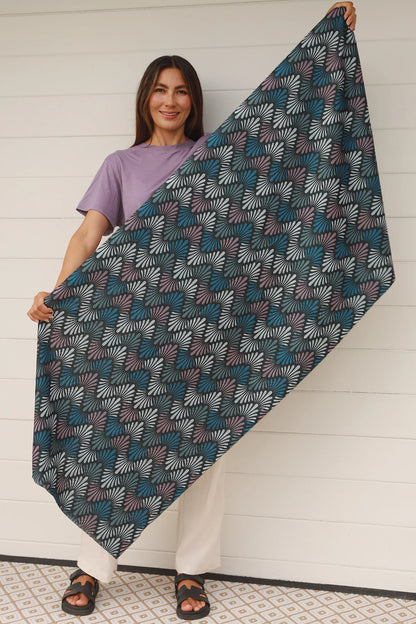 Fan scarf dark tones