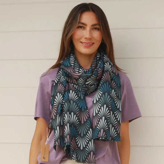 Fan scarf dark tones