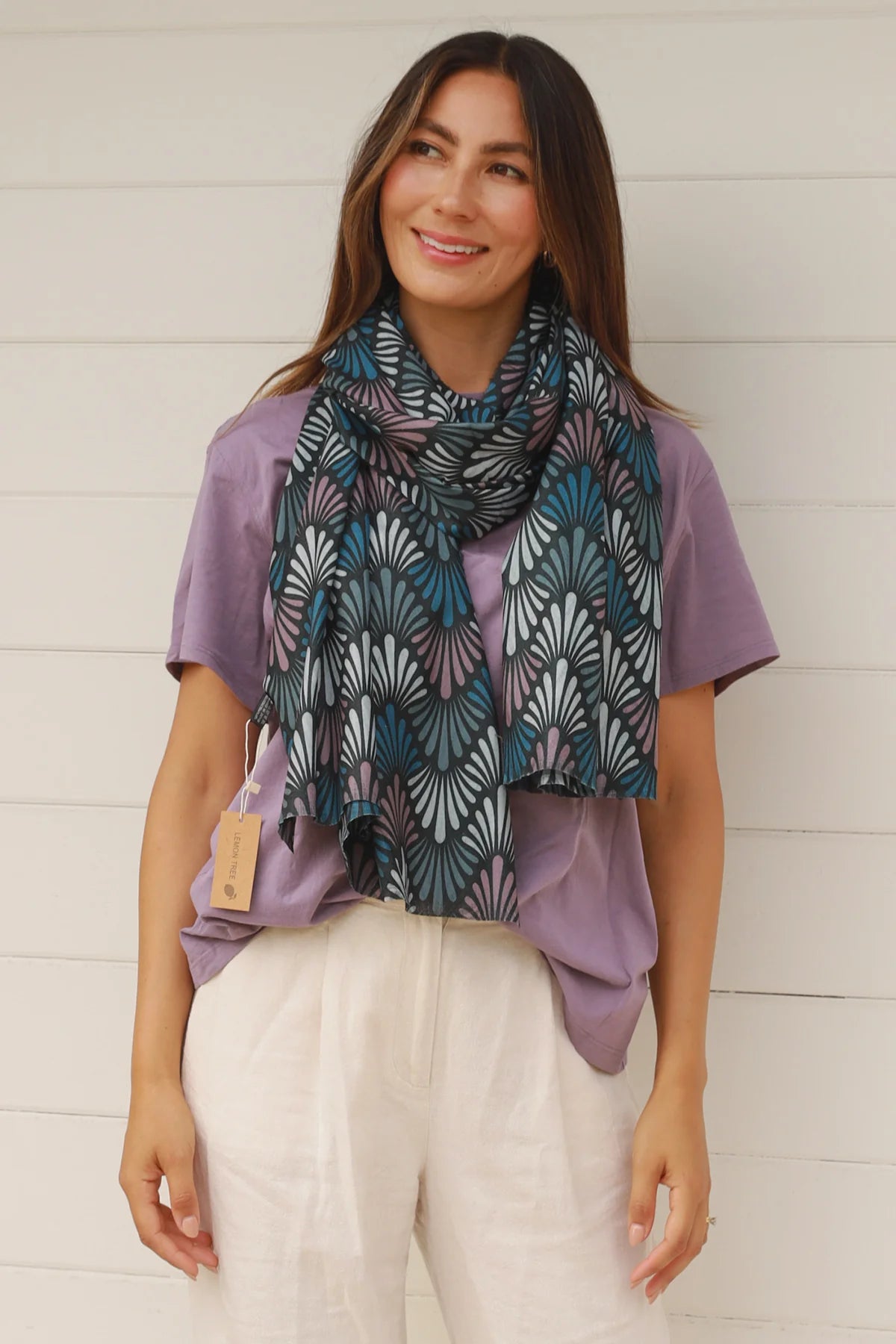 Fan scarf dark tones