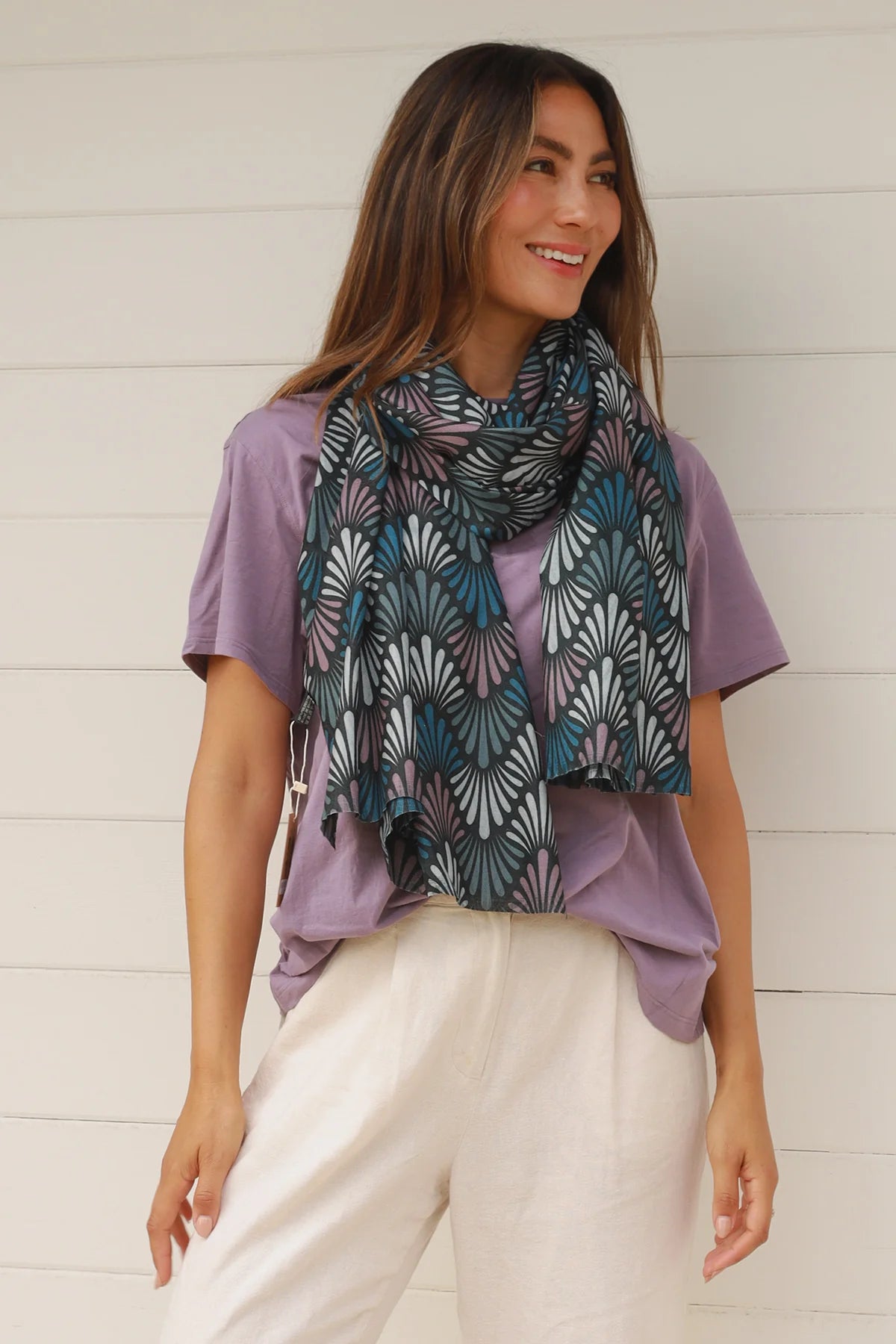 Fan scarf dark tones