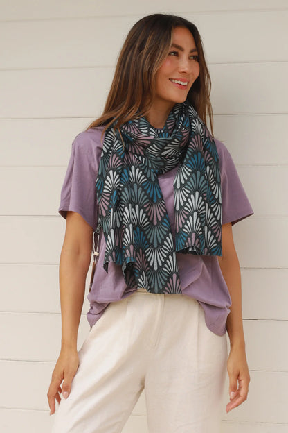 Fan scarf dark tones
